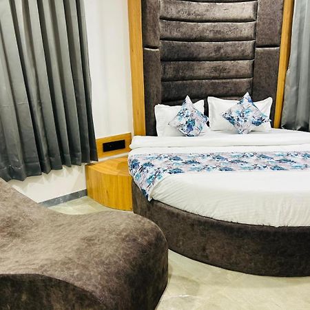 Hotel M Grand Ахмедабад Екстериор снимка