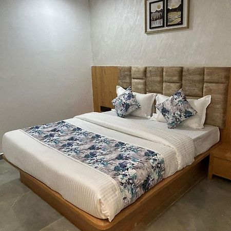 Hotel M Grand Ахмедабад Екстериор снимка