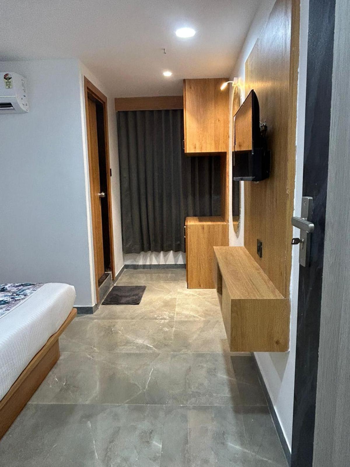 Hotel M Grand Ахмедабад Екстериор снимка