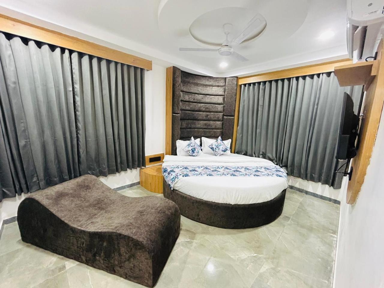 Hotel M Grand Ахмедабад Екстериор снимка