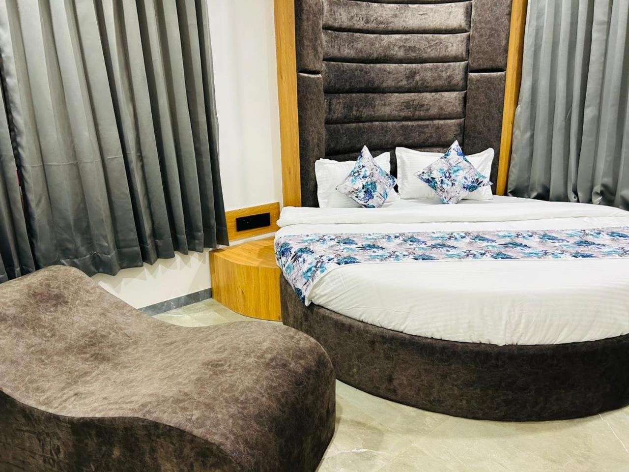 Hotel M Grand Ахмедабад Екстериор снимка