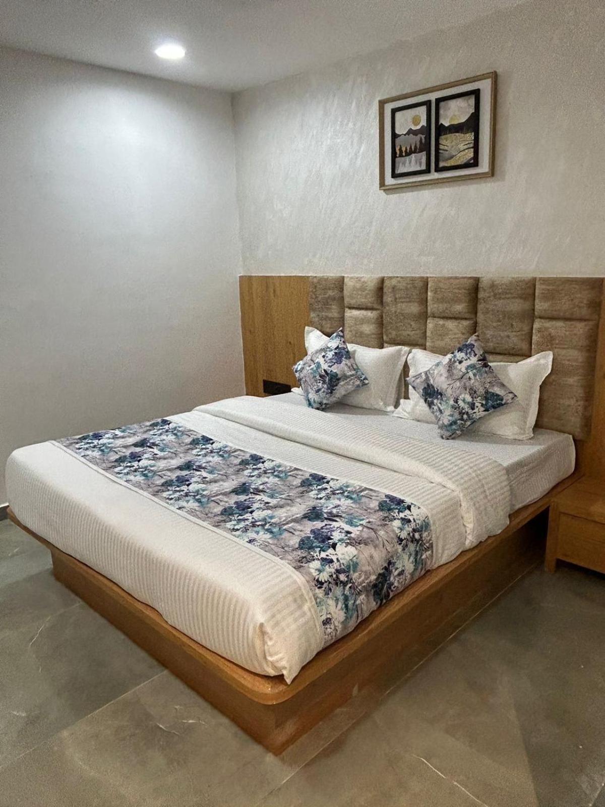Hotel M Grand Ахмедабад Екстериор снимка