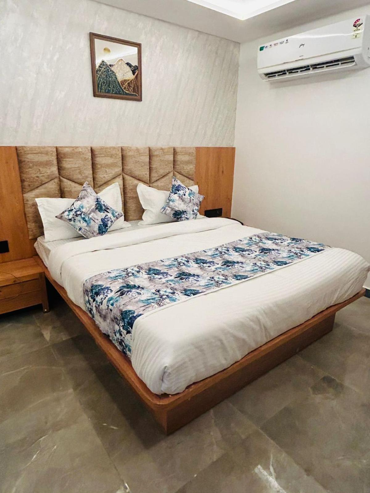 Hotel M Grand Ахмедабад Екстериор снимка