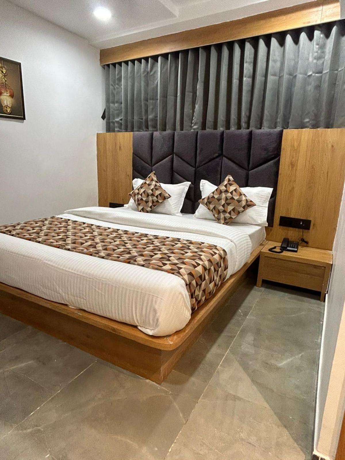 Hotel M Grand Ахмедабад Екстериор снимка