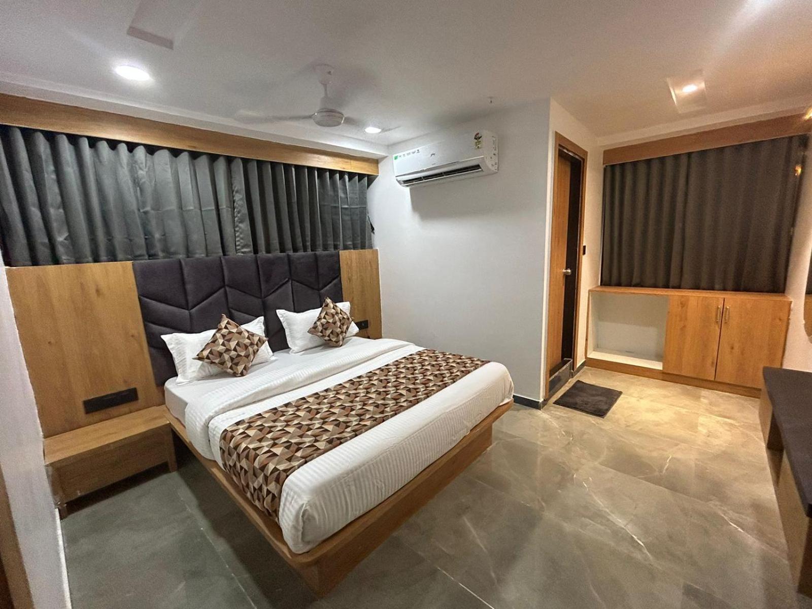 Hotel M Grand Ахмедабад Екстериор снимка