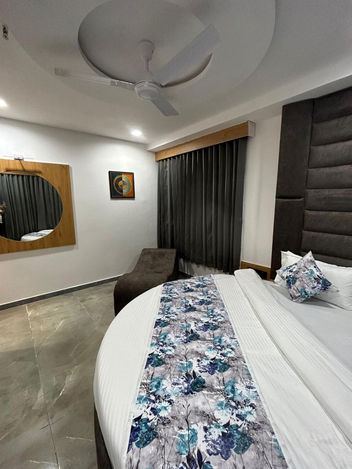 Hotel M Grand Ахмедабад Екстериор снимка