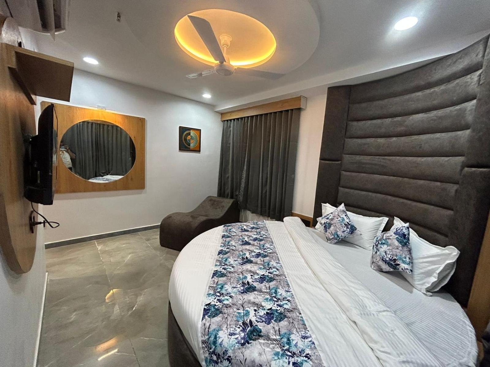Hotel M Grand Ахмедабад Екстериор снимка